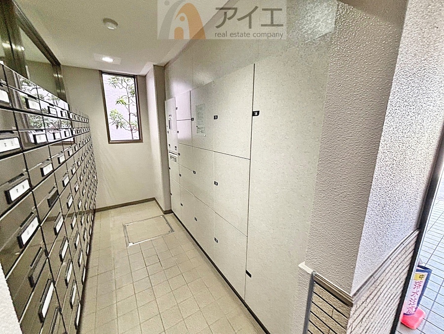 お出掛けが多くても安心な、宅配ボックスつき