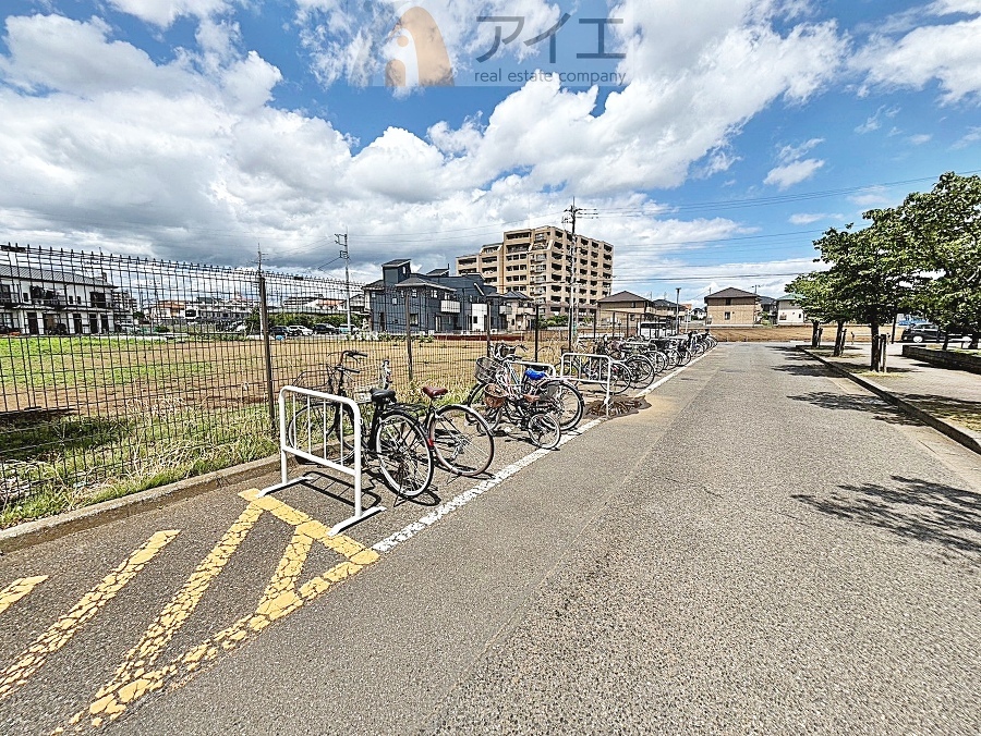 広々スペースの駐輪場はご家族の自転車を置くことができます