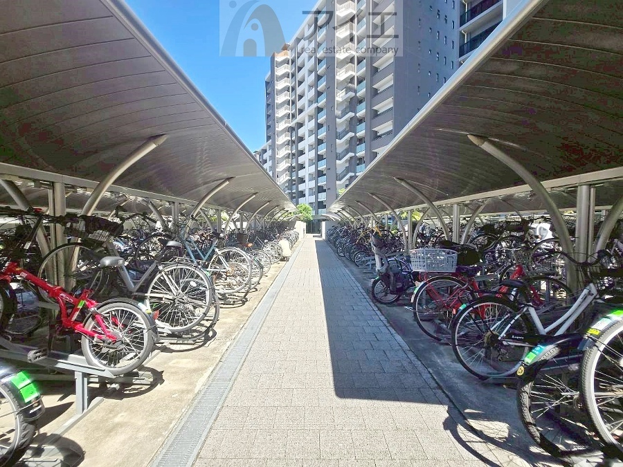 広々スペースの駐輪場はご家族の自転車を置くことができます