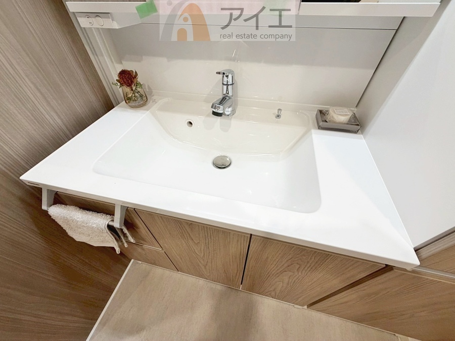 三面鏡にハンドシャワー付き、使いやすい洗面台