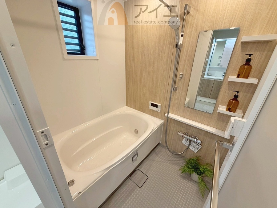 大人の半身浴や、小さなお子様との入浴にも便利な浴室