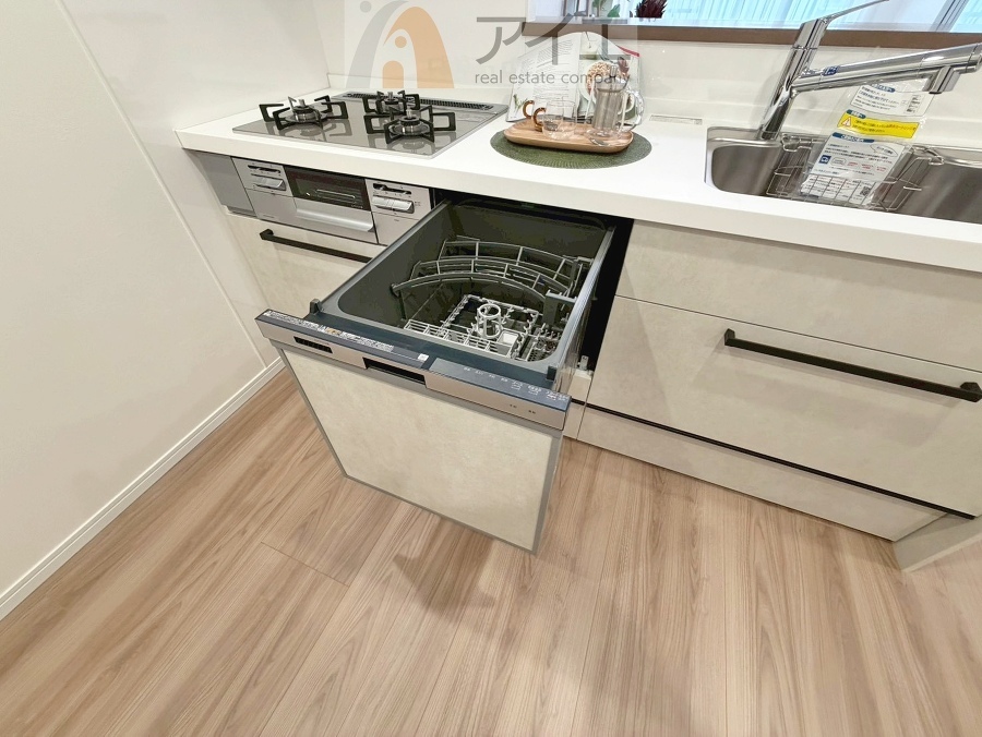 手に優しい、後片づけおまかせの食洗機。ママも食後のだんらんに加われます