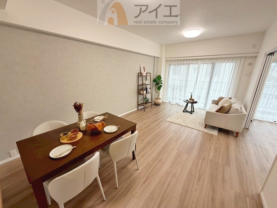 日差しがうれしいリビング、大窓からの見晴らしも良好