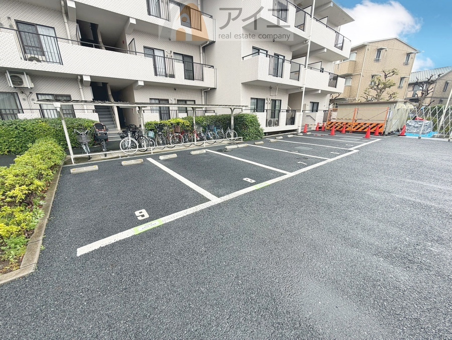 駐車場があるため車通勤の方にも安心なマンションです(要空確認)