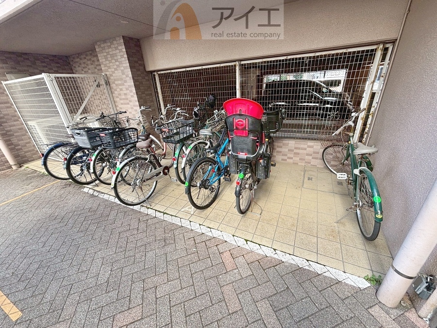 広々スペースの駐輪場はご家族の自転車を置くことができます