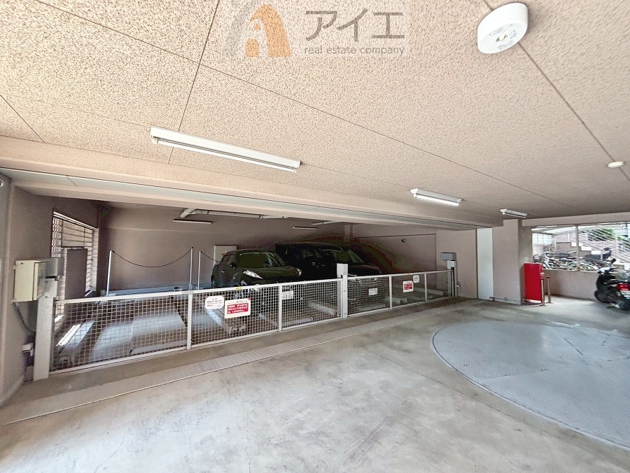 駐車場があるため車通勤の方にも安心なマンションです(要空確認)