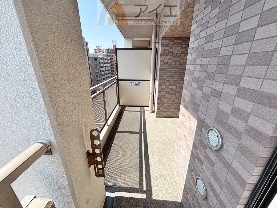 広々バルコニーは日当たり良好、ガーデニングも楽しめます