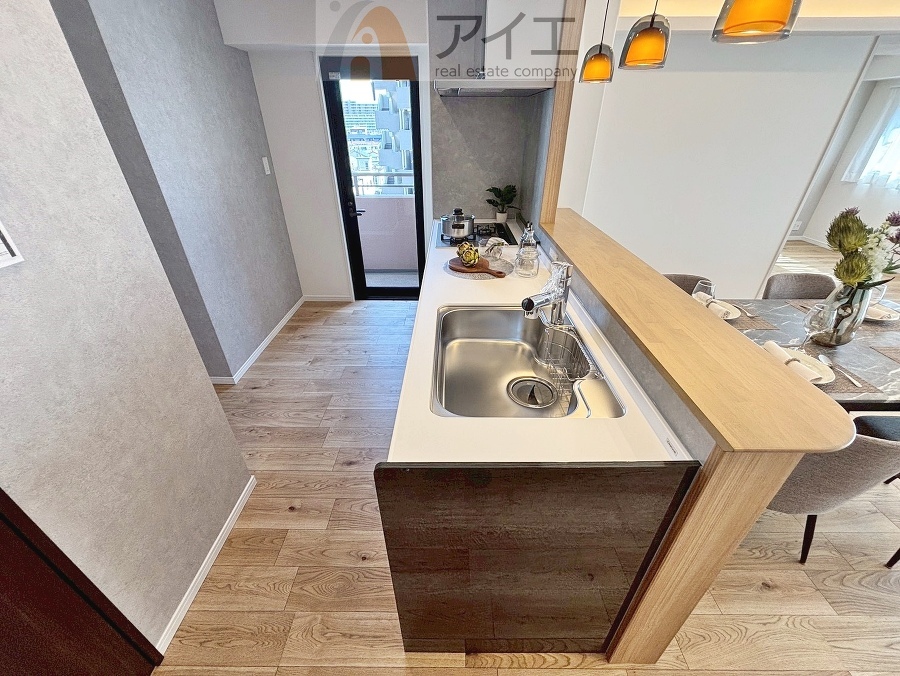 ご家族やお客様との会話も楽しめる対面キッチン