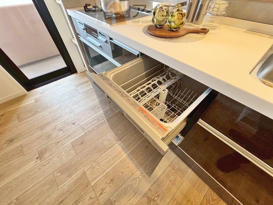 手に優しい、後片づけおまかせの食洗機。ママも食後のだんらんに加われます