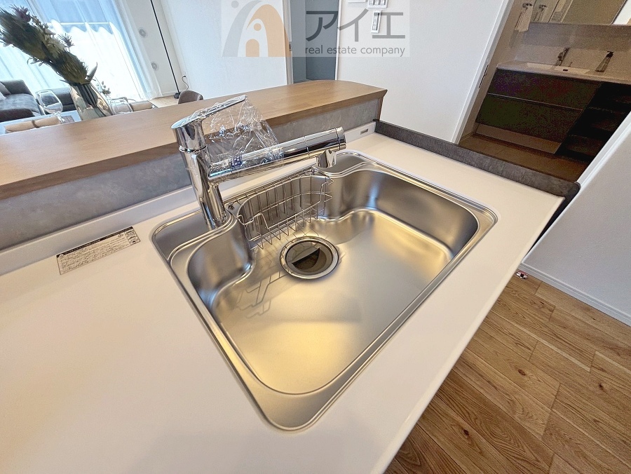 水道一体型の浄水器。ボタン一つで切替可能水回りもすっきり