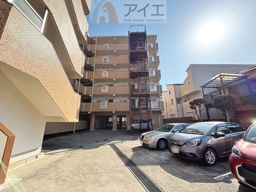 駐車場があるため車通勤の方にも安心なマンションです(要空確認)