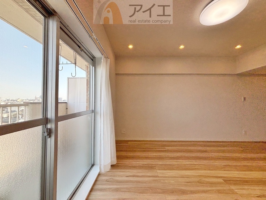 日差しがうれしいリビング、大窓からの見晴らしも良好