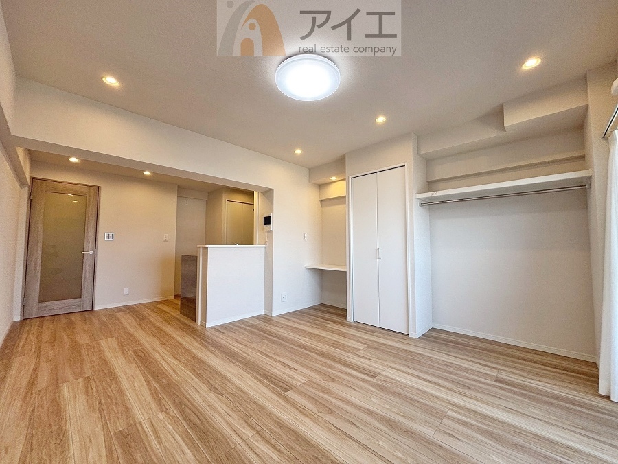 日差しがうれしいリビング、大窓からの見晴らしも良好