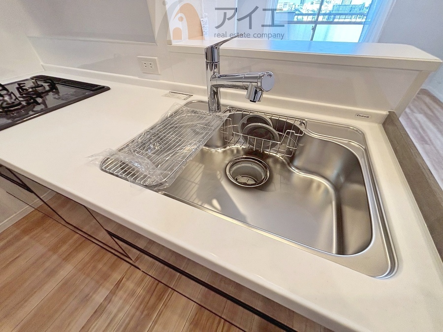 水道一体型の浄水器。ボタン一つで切替可能水回りもすっきり