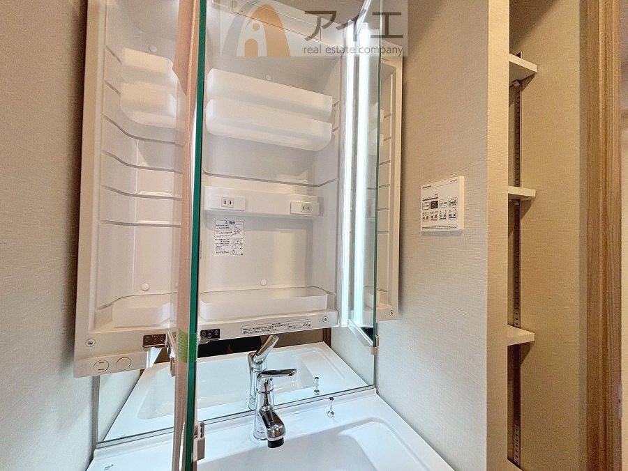 たっぷりの収納を設けた3面鏡付洗面台で快適な暮らし