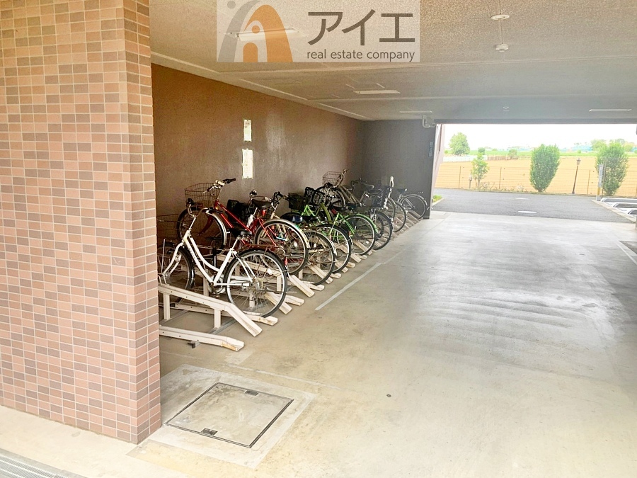 広々スペースの駐輪場はご家族の自転車を置くことができます
