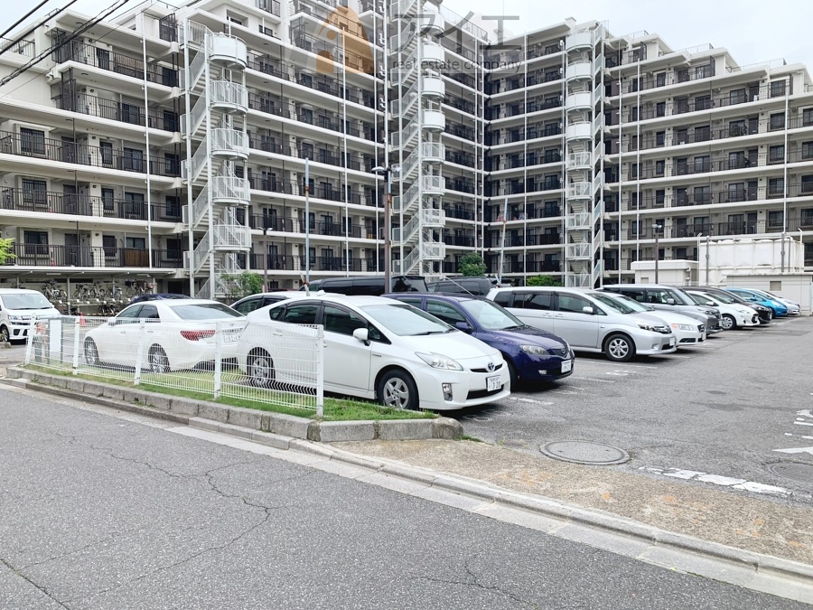 駐車場があるため車通勤の方にも安心なマンションです(要空確認)