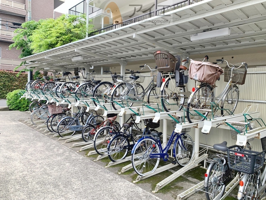 広々スペースの駐輪場はご家族の自転車を置くことができます