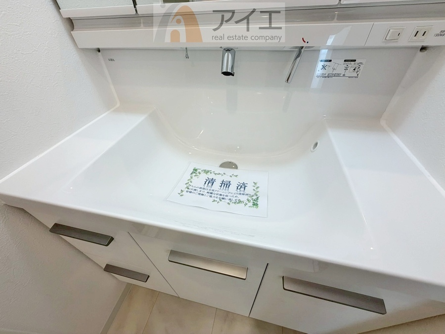三面鏡にハンドシャワー付き、使いやすい洗面台