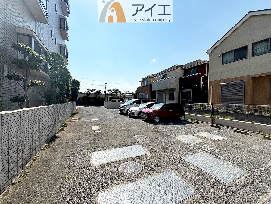 駐車場があるため車通勤の方にも安心なマンションです(要空確認)
