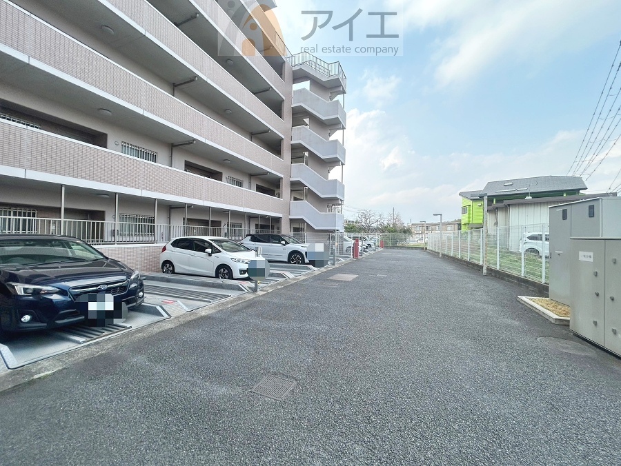 駐車場があるため車通勤の方にも安心なマンションです(要空確認)