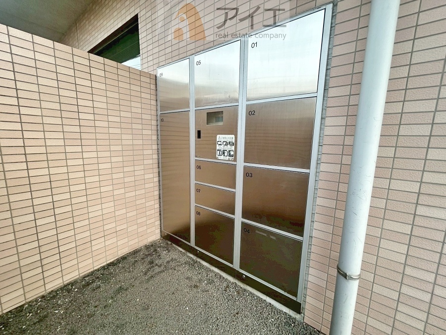 お出掛けが多くても安心な、宅配ボックスつき