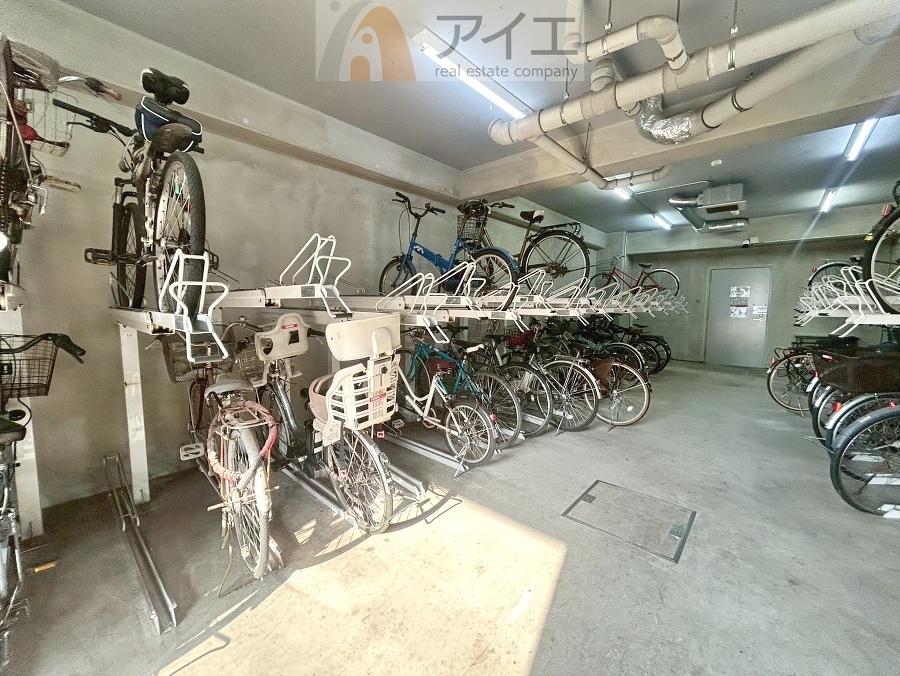 広々スペースの駐輪場はご家族の自転車を置くことができます
