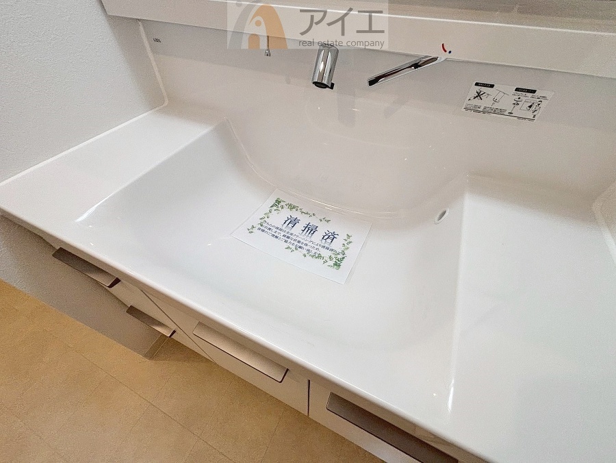 三面鏡にハンドシャワー付き、使いやすい洗面台