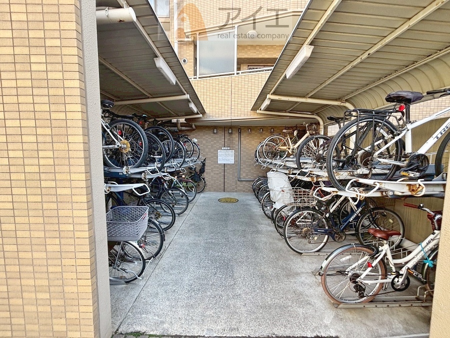 広々スペースの駐輪場はご家族の自転車を置くことができます
