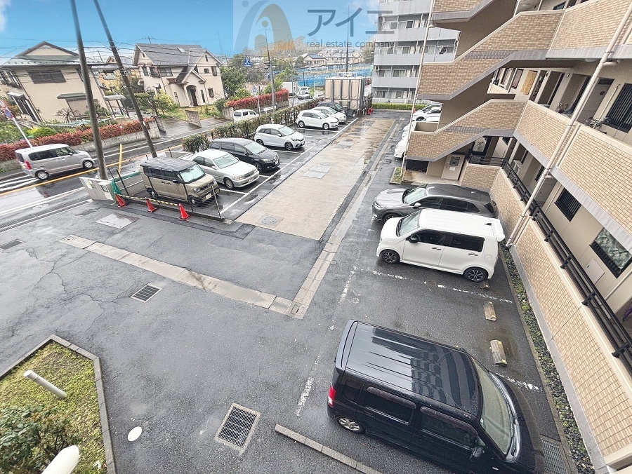 駐車場があるため車通勤の方にも安心なマンションです(要空確認)