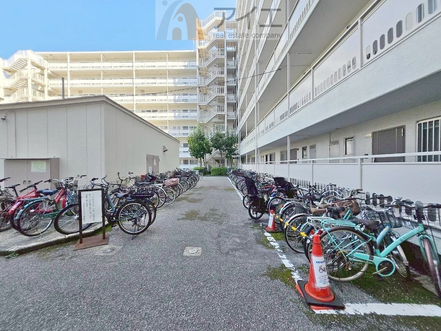 広々スペースの駐輪場はご家族の自転車を置くことができます