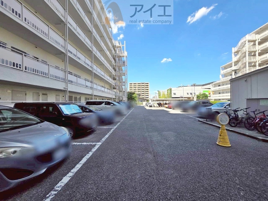 駐車場があるため車通勤の方にも安心なマンションです(要空確認)
