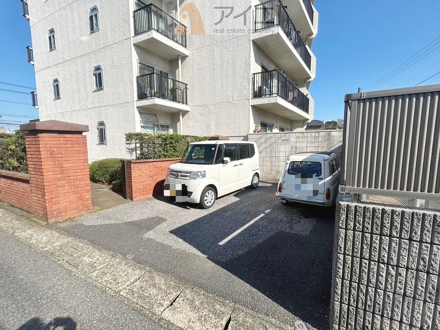 駐車場があるため車通勤の方にも安心なマンションです(要空確認)