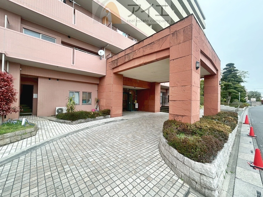 清掃や修理、不審者への声掛けも。管理員日勤は防犯にも有効