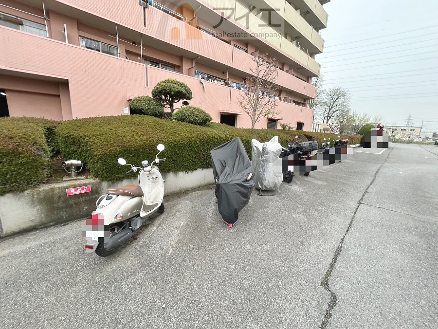 広々スペースの駐輪場はご家族の自転車を置くことができます
