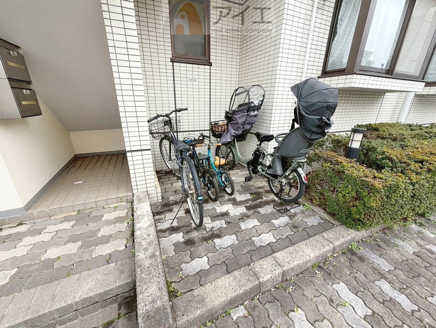 広々スペースの駐輪場はご家族の自転車を置くことができます