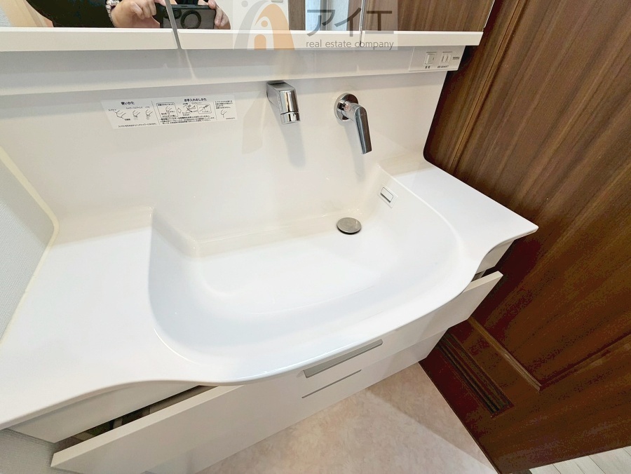 三面鏡にハンドシャワー付き、使いやすい洗面台