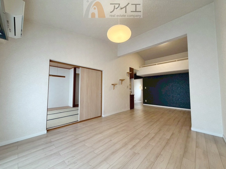 日差しがうれしいリビング、大窓からの見晴らしも良好