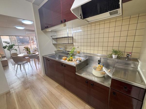 リビングの雰囲気が感じられるキッチン