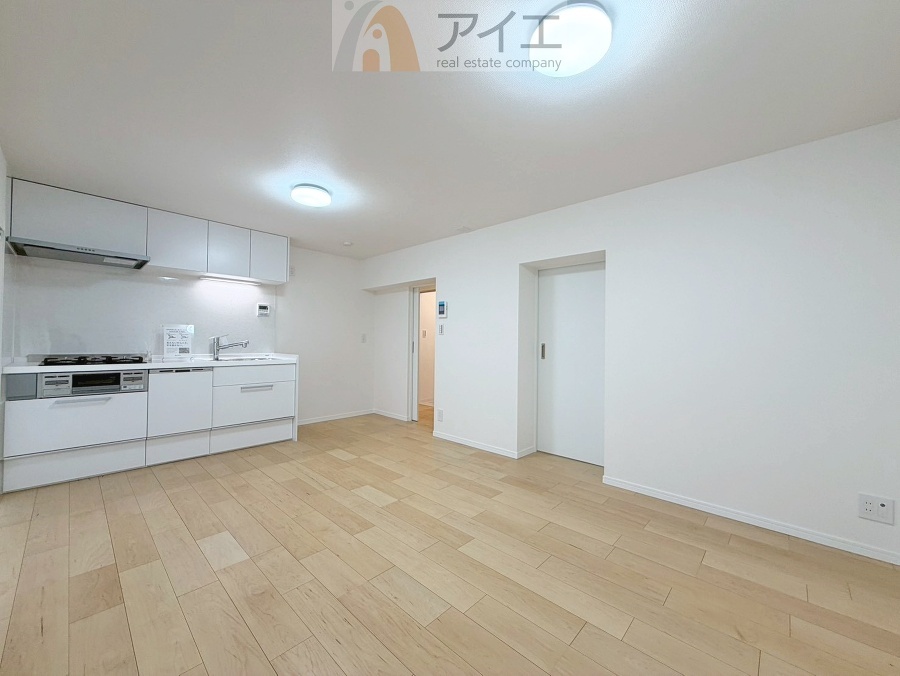 日差しがうれしいリビング、大窓からの見晴らしも良好