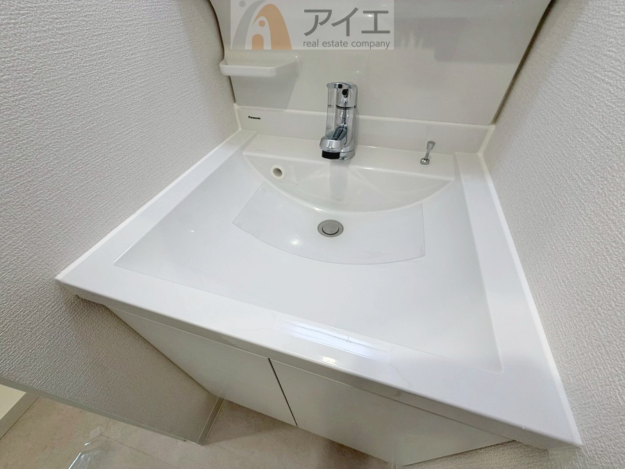 三面鏡にハンドシャワー付き、使いやすい洗面台