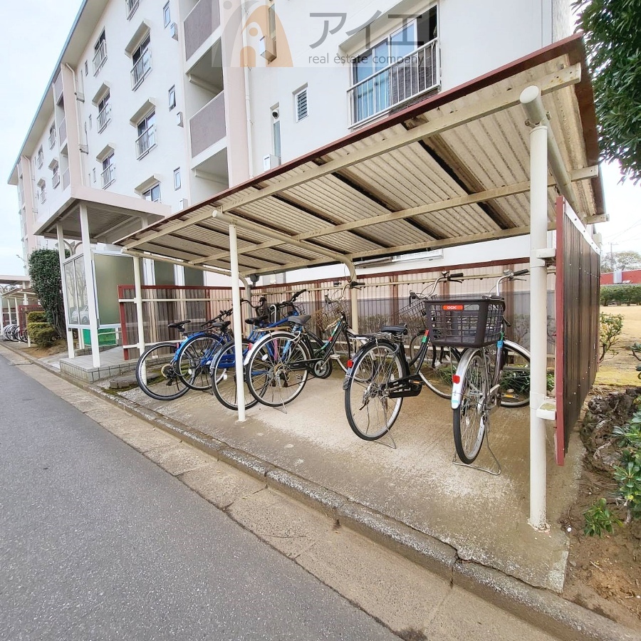 広々スペースの駐輪場はご家族の自転車を置くことができます