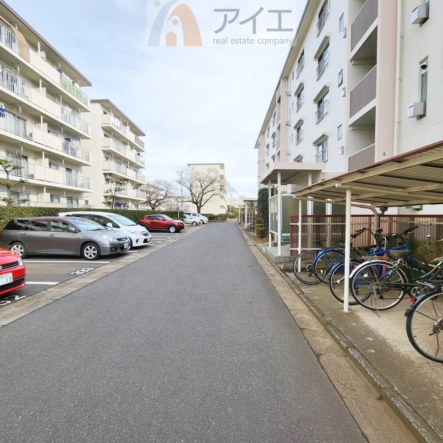 駐車場があるため車通勤の方にも安心なマンションです(要空確認)