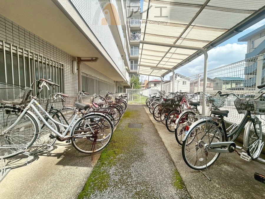 広々スペースの駐輪場はご家族の自転車を置くことができます