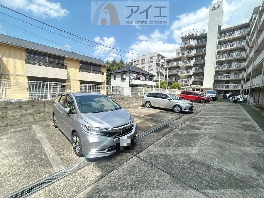 駐車場があるため車通勤の方にも安心なマンションです(要空確認)