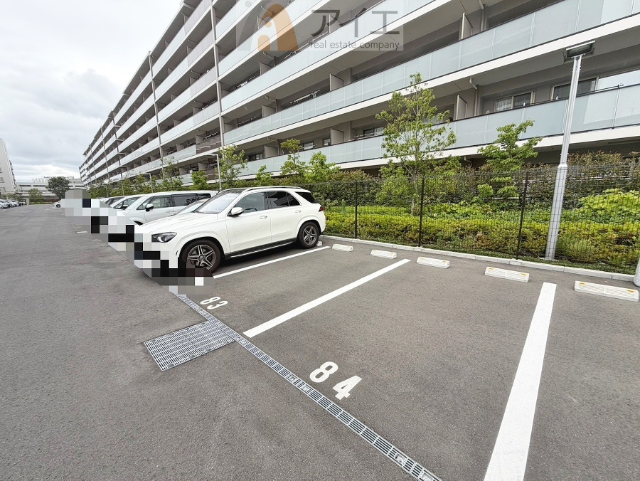 駐車場があるため車通勤の方にも安心なマンションです(要空確認)