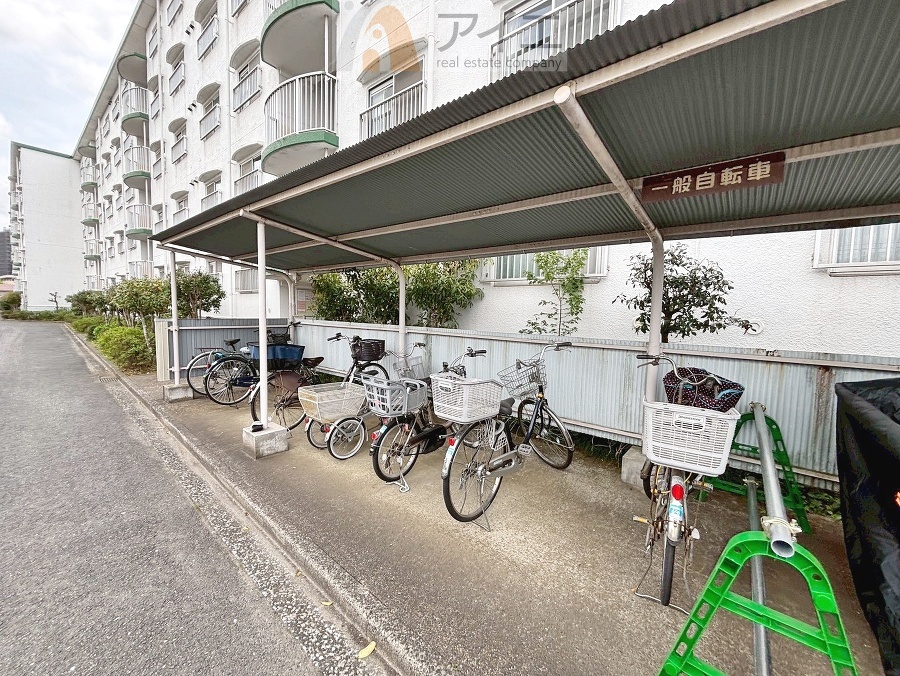 広々スペースの駐輪場はご家族の自転車を置くことができます