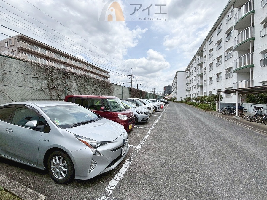 駐車場があるため車通勤の方にも安心なマンションです(要空確認)