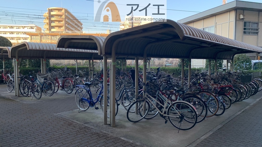 広々スペースの駐輪場はご家族の自転車を置くことができます