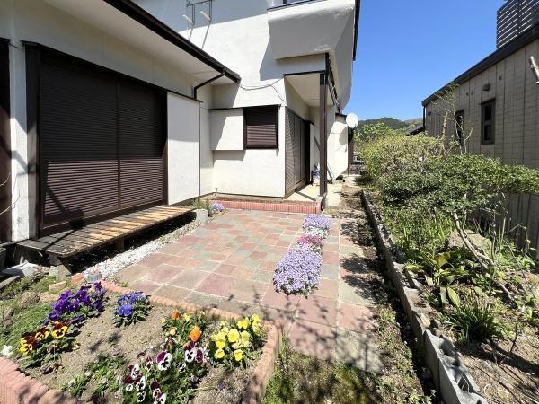 陽当りの良い南側にお庭もあります。